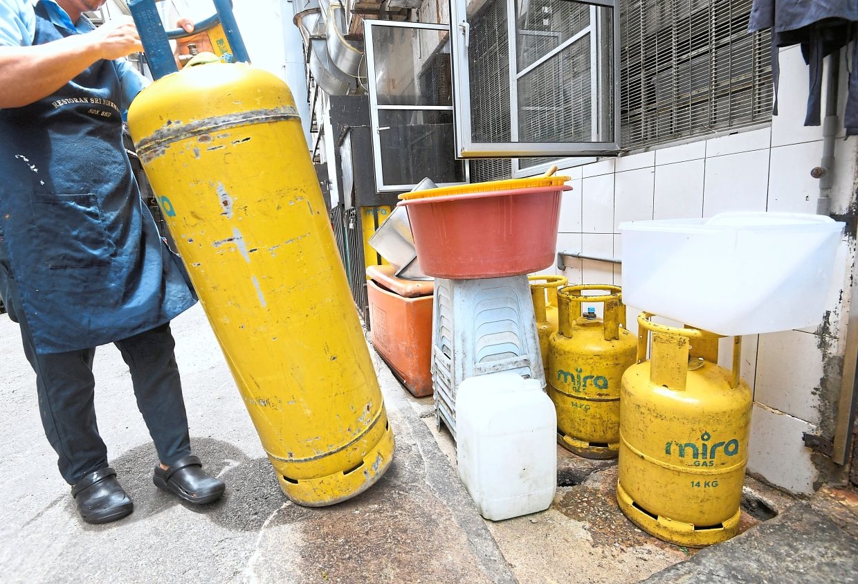 Street vendors get gas rule break