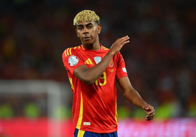 Soccer-Yamal made big Ballon d'Or statement against France, says De la Fuente