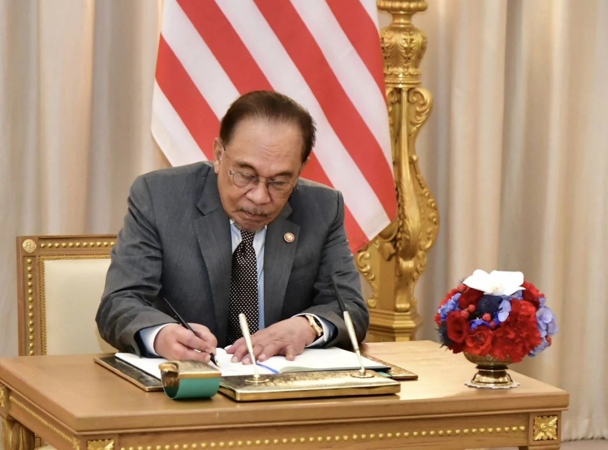 Asean Chair arrives: Malaysian PM to mediate Thai-border dispute