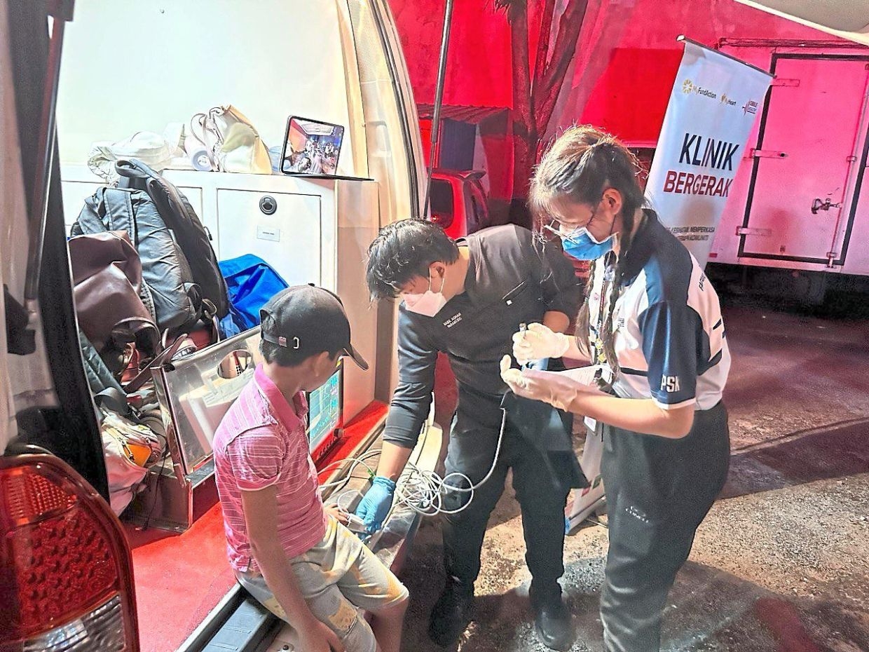 Young medics bring healing, hope to streets