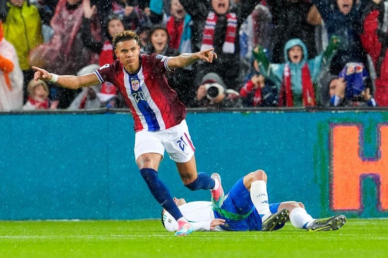 Soccer-Clinical Norway hand Italy painful 3-0 defeat