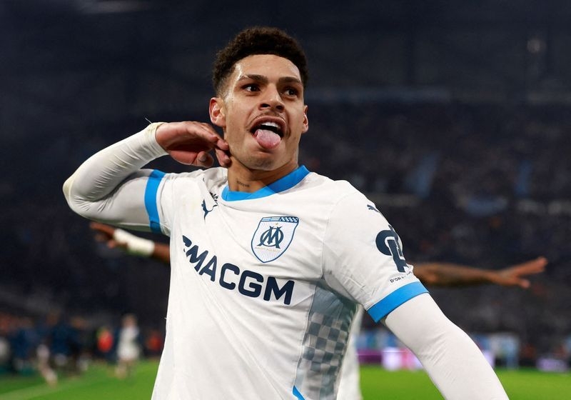Soccer-Inter sign Brazilian forward Henrique from Marseille
