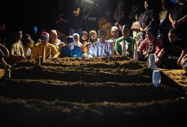Couple and siblings killed in Jerantut crash laid to rest