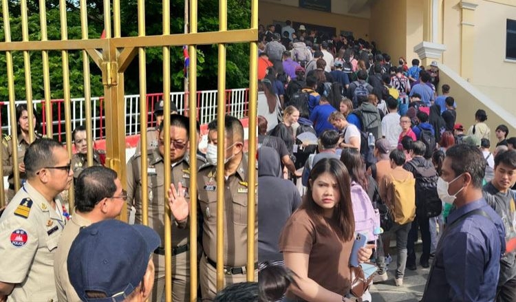 Thailand reduces opening days for major border crossings with Cambodia; chaos at border gate as workers rush to go across