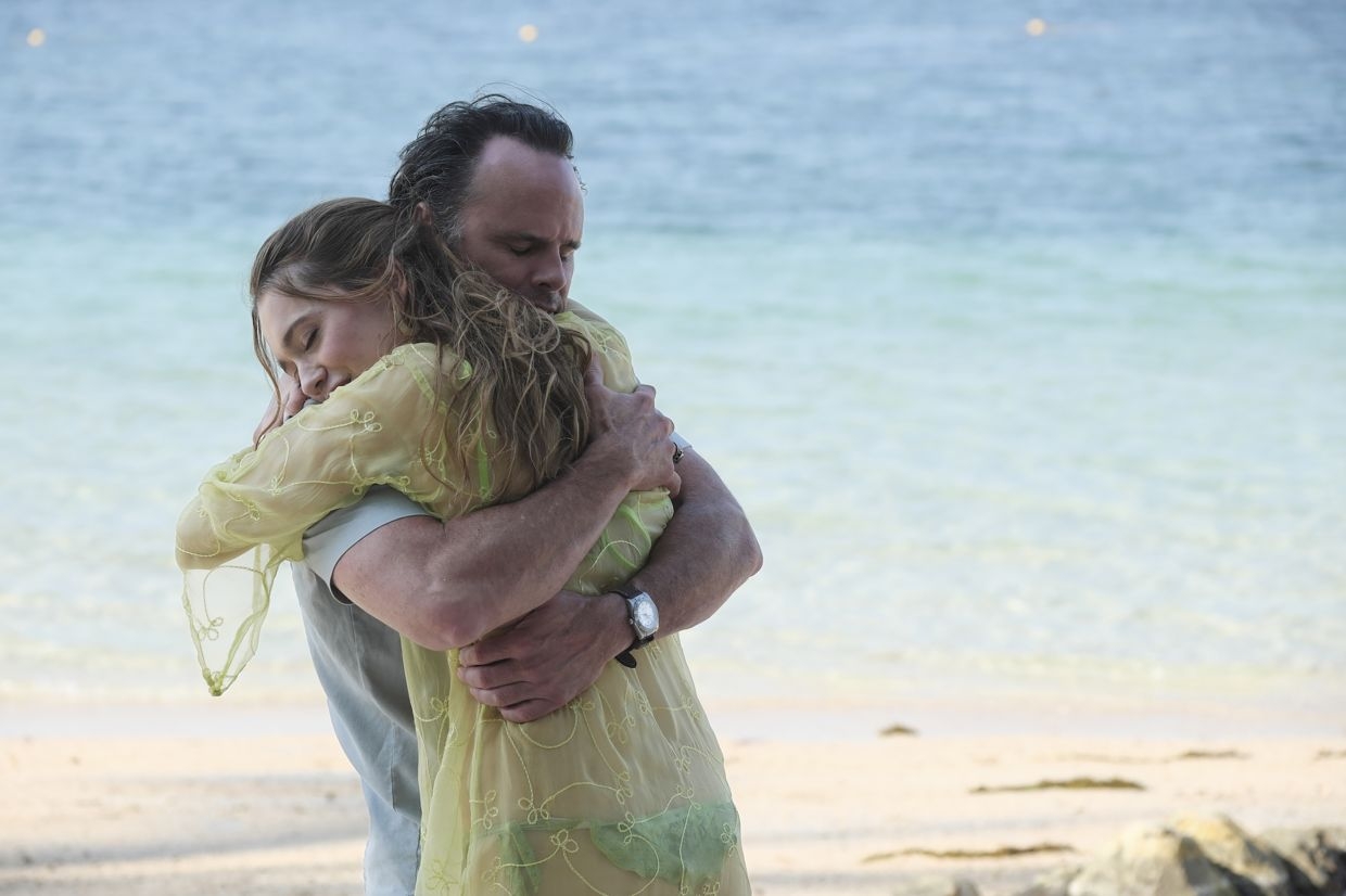 'The White Lotus' stars Walton Goggins, Aimee Lou Wood rubbish feud rumours