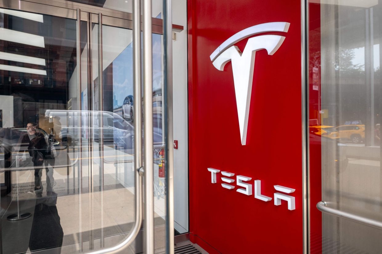 Tesla's head of Optimus humanoid robot programme exits company
