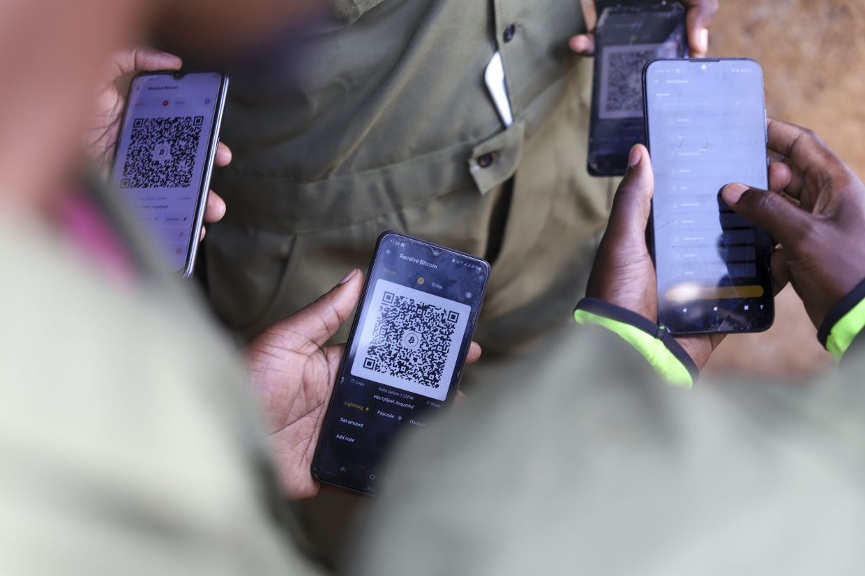 Bitcoin is introduced into Africa's largest slum, with risks and rewards