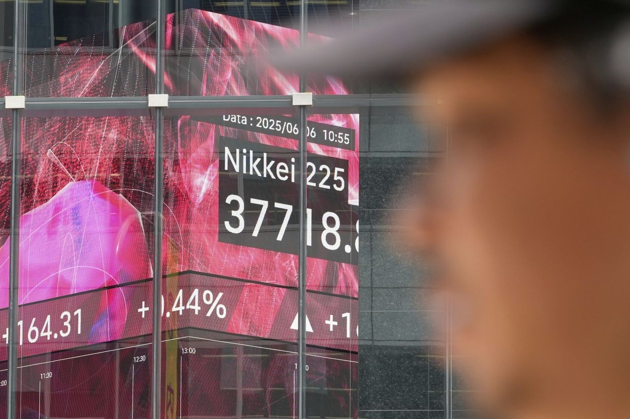 Asian markets extend gains as China-US talks head into second day