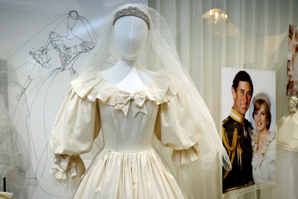 Step into Princess Diana's closet at the biggest auction of her style