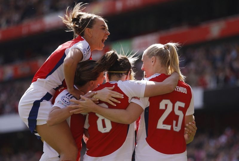 Soccer-Arsenal to play all WSL home games at Emirates Stadium
