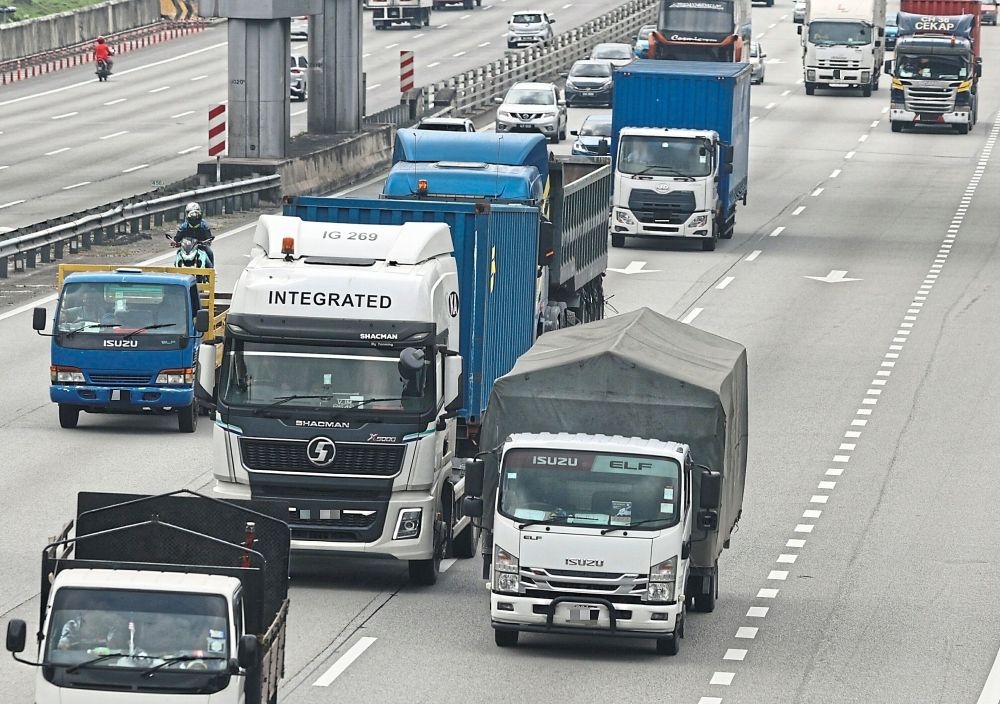 Mandatory speed limiters for heavy vehicles can reduce accident risks, say experts