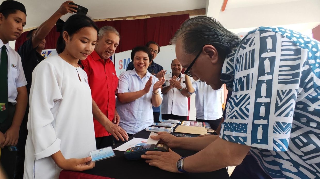 Smart card aid eases financial burden for Pitas students