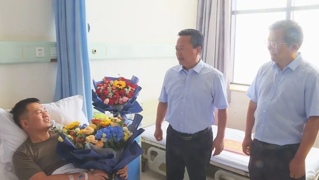 People's Liberation Army officer rescues five people from drowning in Henan, China