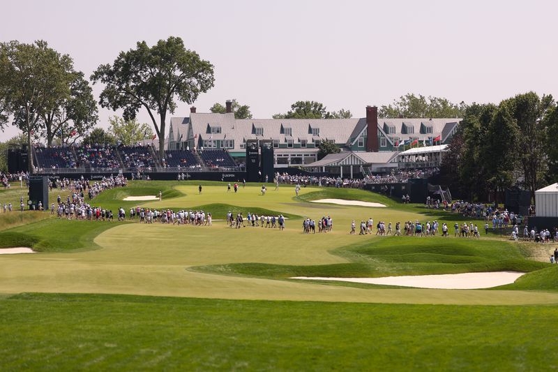 Golf-Oakmont's lone tree offers reprieve for sun-kissed U.S. Open fans