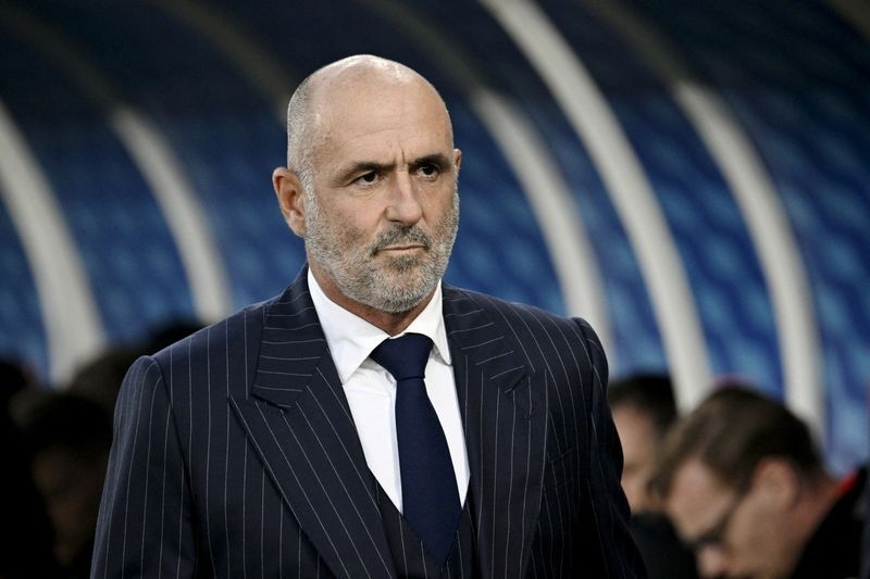 Soccer-Poland manager Probierz resigns after row with Lewandowski