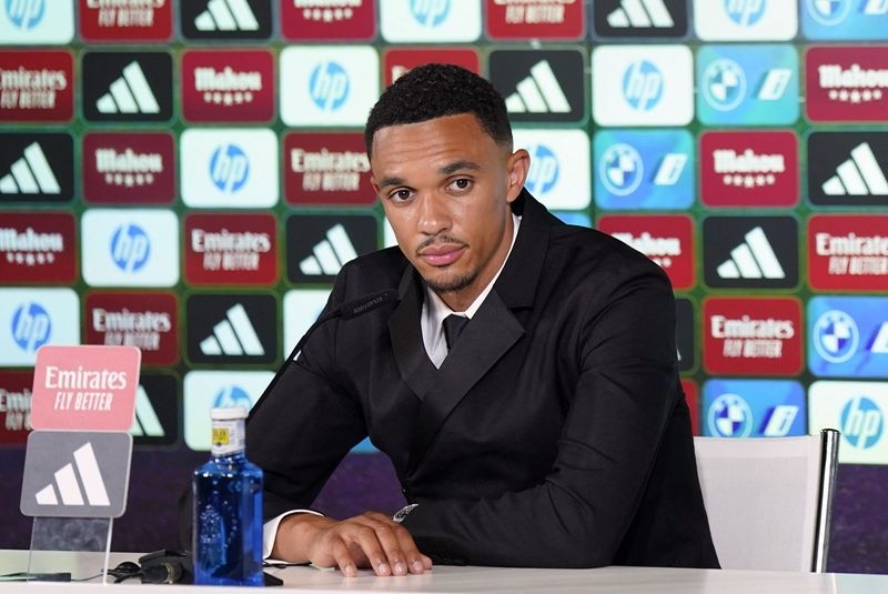 Soccer-Alexander-Arnold says signing for Real Madrid is dream come true