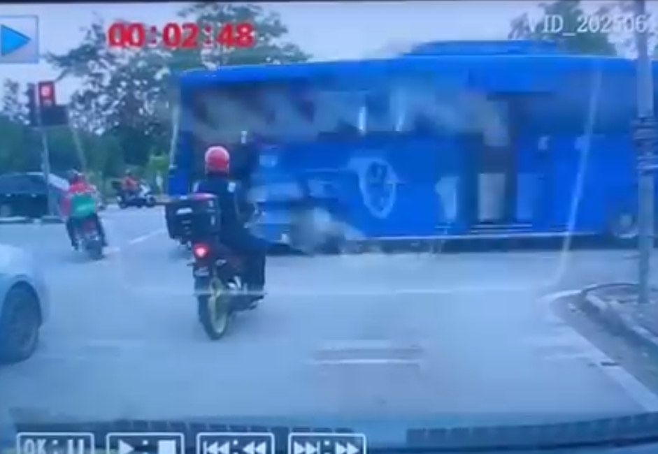 Food delivery driver critically injured in bus collision after running red light
