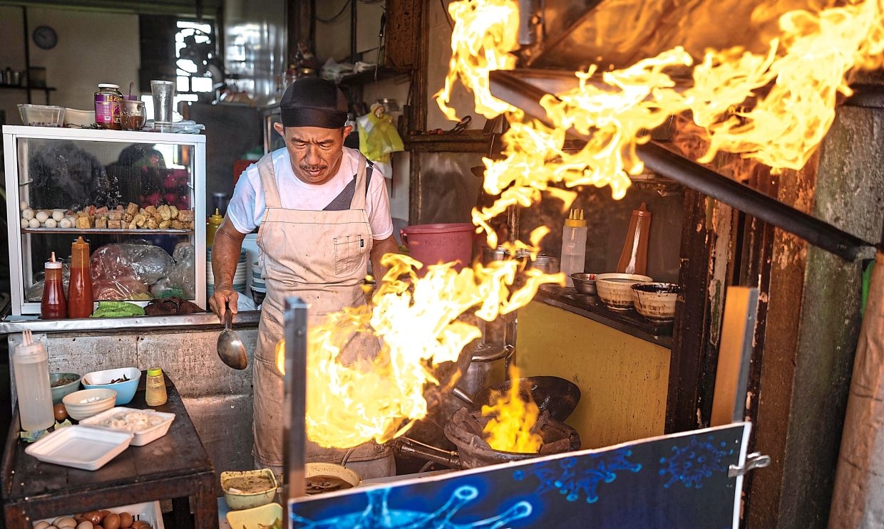 ‘Mi tikus' lures diners to Ipoh bus terminal stall