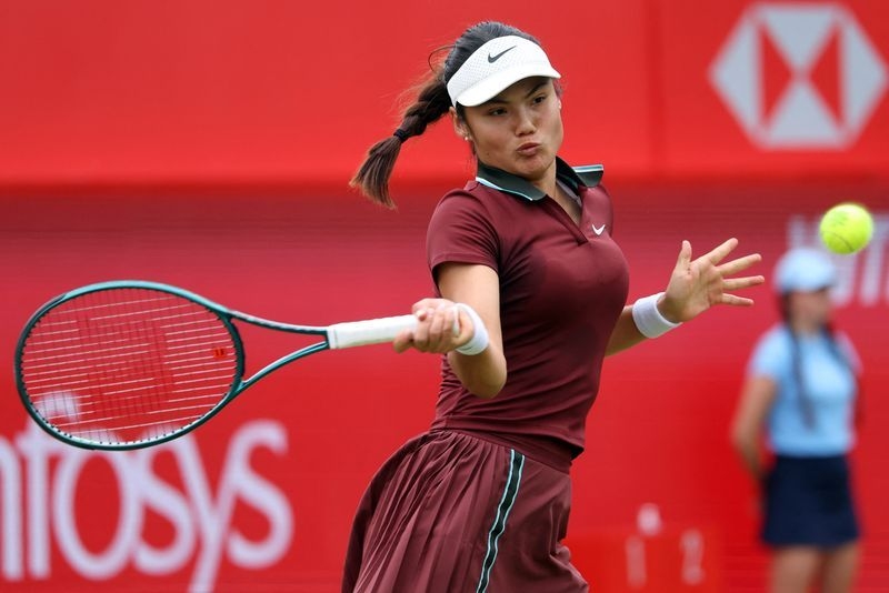 Tennis-Raducanu powers into Queen's Club quarters as last Briton standing
