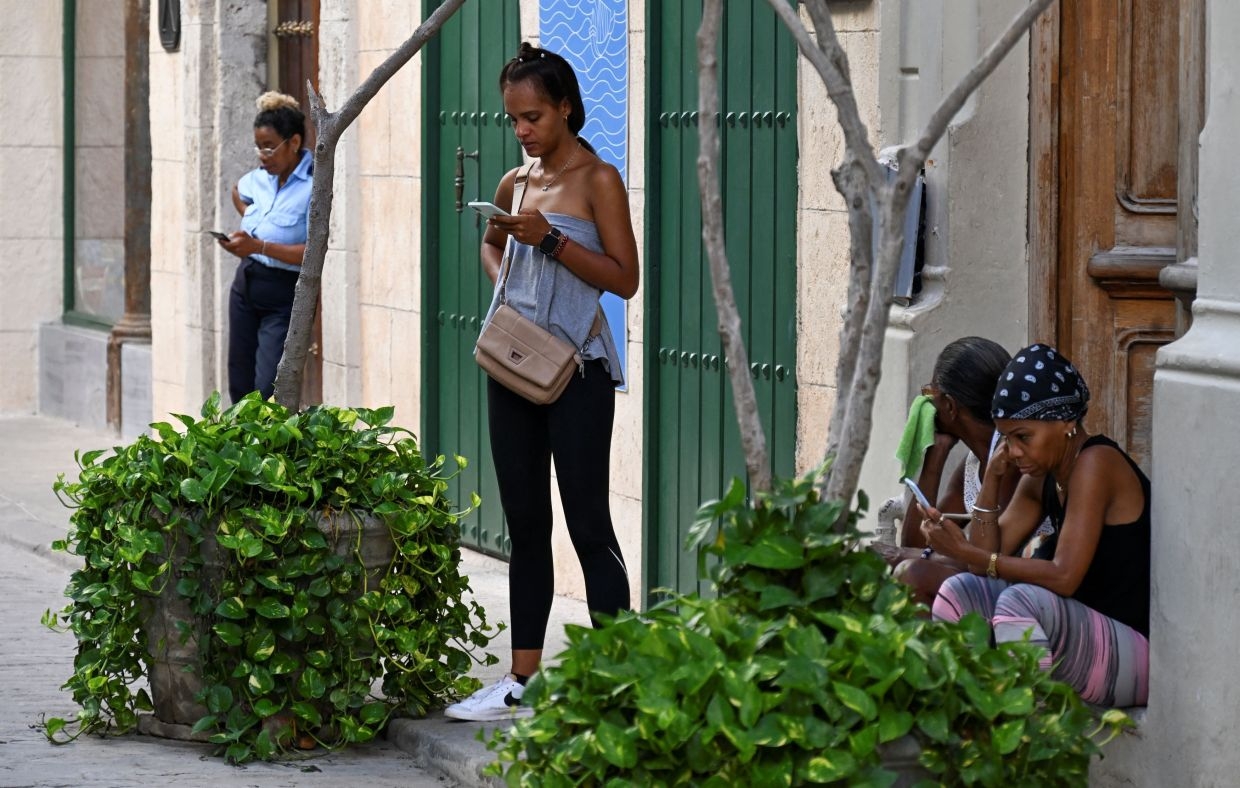 Betraying the revolution: Cuban students reject dollarisation