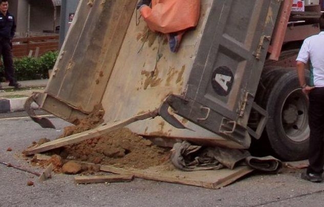 QuickCheck: Did a lorry's raised tipper bucket damage public infrastructure in Johor?