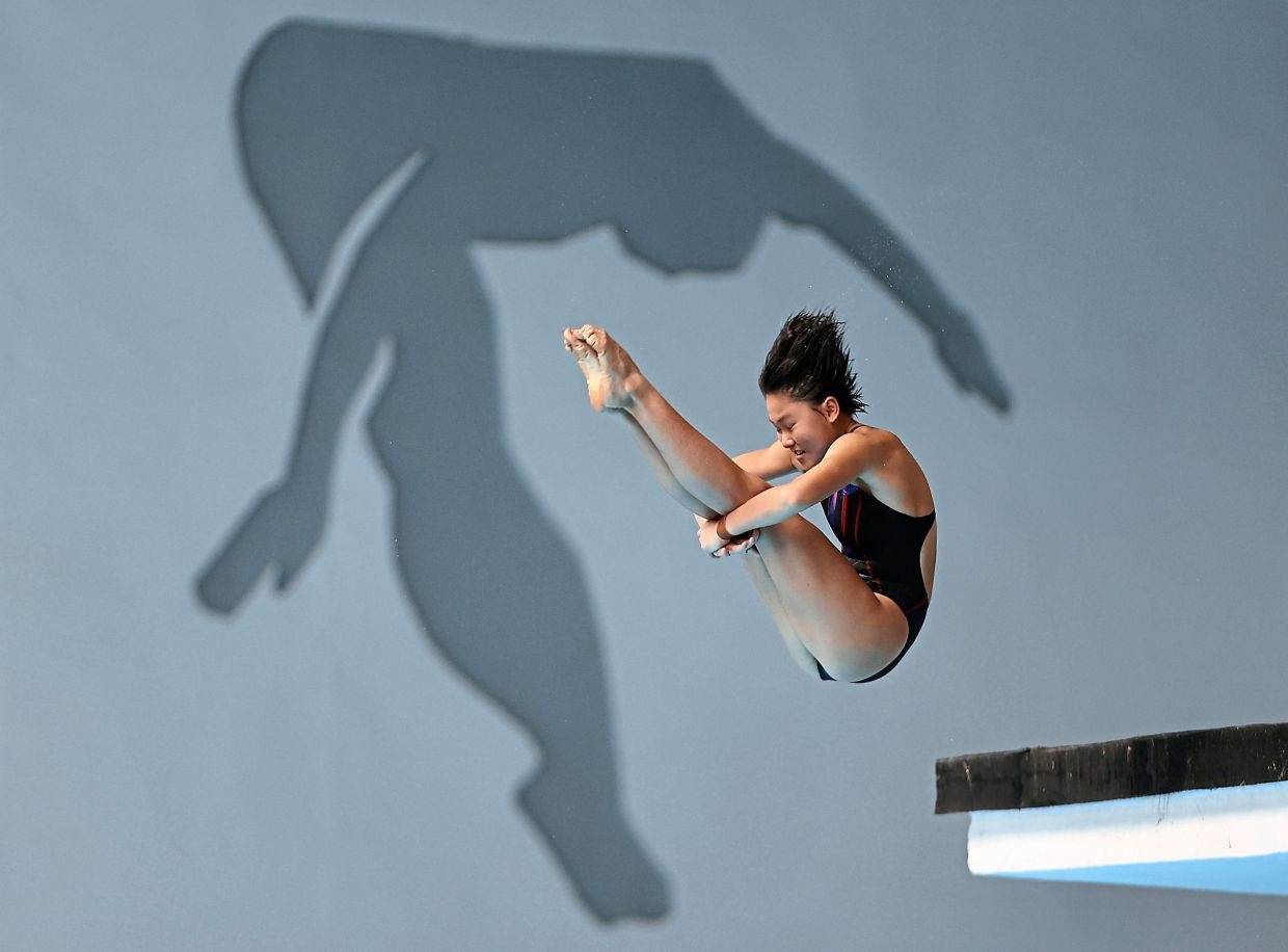 A deep rift in the pool