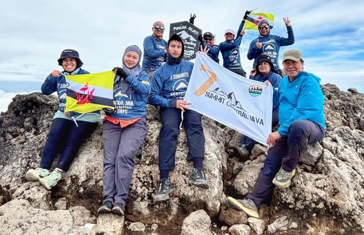 Nine Bruneians conquer seven mountains in Central Java in seven days