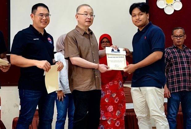 Dr Wee congratulates SPM top scorers from Ayer Hitam