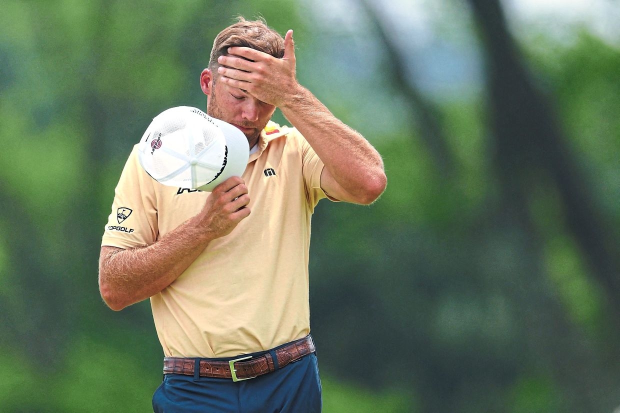 McIlroy squeaks into weekend, DeChambeau misses cut