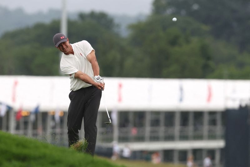 Golf-Scott's US Open dream gets washed away at rainy Oakmont