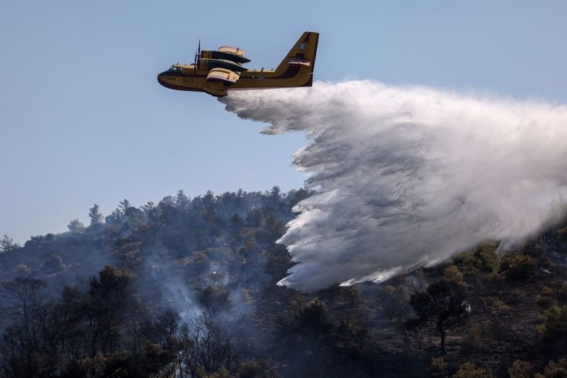Greece firefighters tame wildfire near Athens