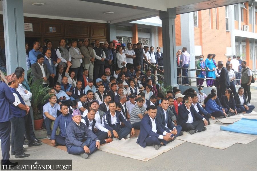 Civil servants set for new protests as government pushes bill