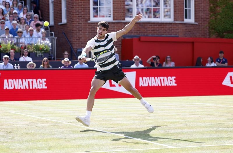 Tennis-Alcaraz battles past lucky loser Walton to advance at Queen's Club