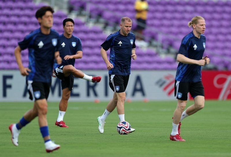 Soccer-Threat of lightning delays start of Club World Cup clash