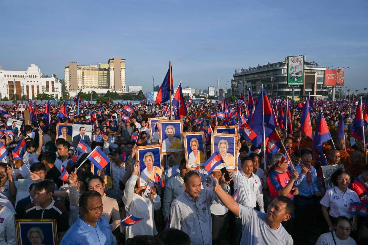 Cambodian govt musters support from huge crowds in Thai border row
