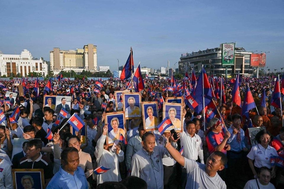 Cambodians rally over Thai border spat as leaders row over leaked call