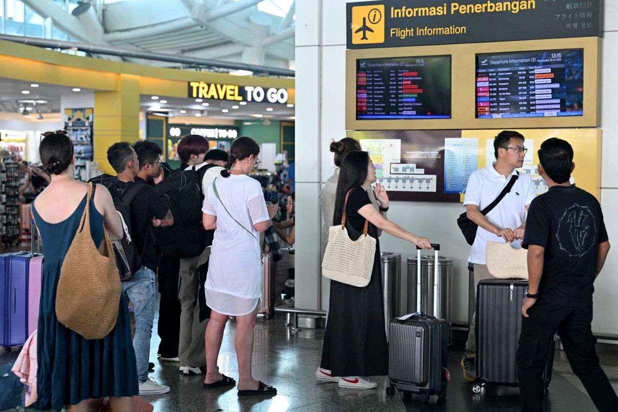 Flights to Indonesia's Bali resume after disruption by volcano eruption