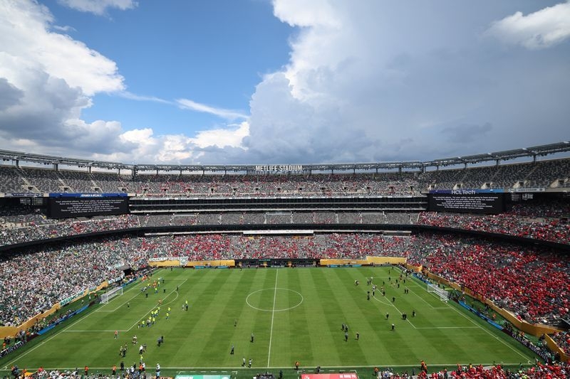Soccer-Club World Cup clash halted because of storm threat