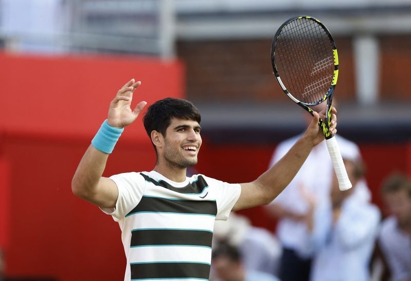 Tennis-Alcaraz overcomes Munar marathon to reach Queen's quarters