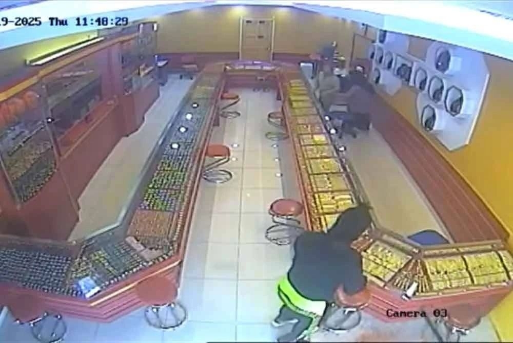 QuickCheck: Did a masked man use chilli powder to rob a jewellery shop?