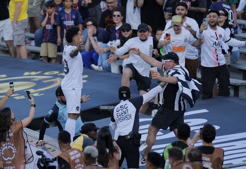 Soccer-Botafogo stun PSG 1-0 at Club World Cup