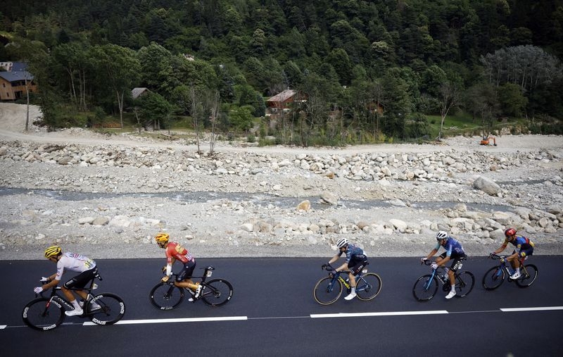 Cycling-UCI to trial gear restrictions to combat dangerous speeds
