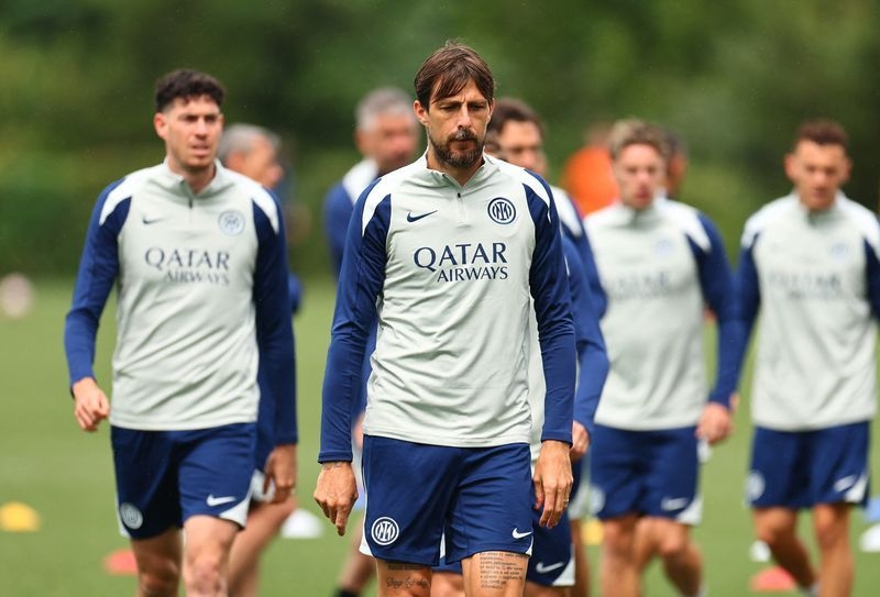 Soccer-Inter's Acerbi threatens PSG fan over Champions League taunting