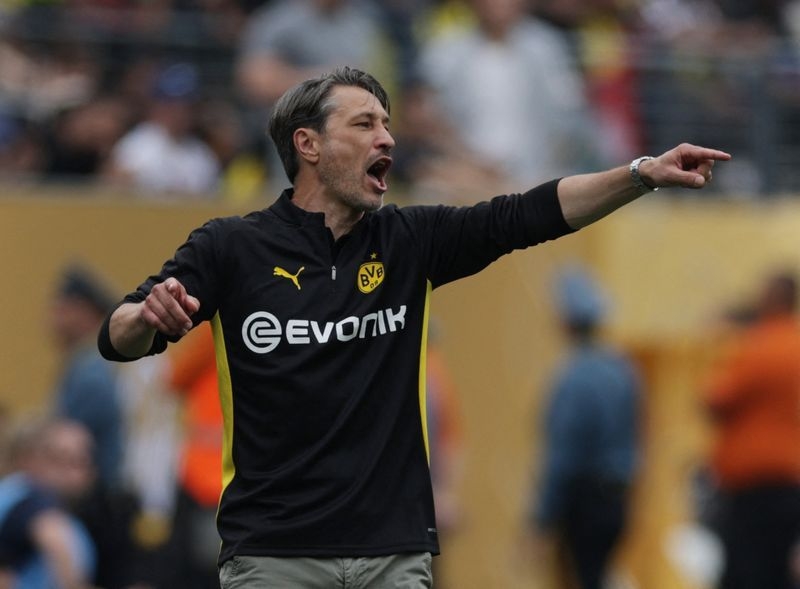 Soccer-Midday heat of Cincinnati a perplexing problem for Borussia Dortmund