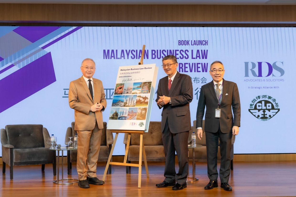 Dr Wee officiates the launch of Malaysian Business Law Review 2025/2026 Edition