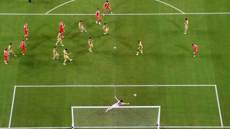 Soccer-Bayern restore measure of European pride with Boca win to reach last 16