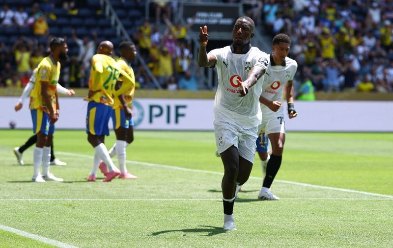 Soccer-Dortmund hold off Sundowns to close on CWC knockouts