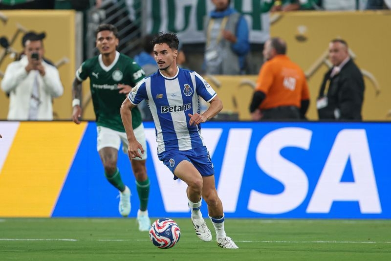 Soccer-Eustaquio juggles duties with Porto and Canada