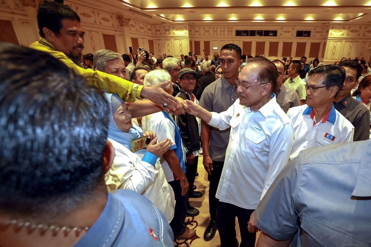 PM Anwar donates laptop to underprivileged student with excellent SPM results