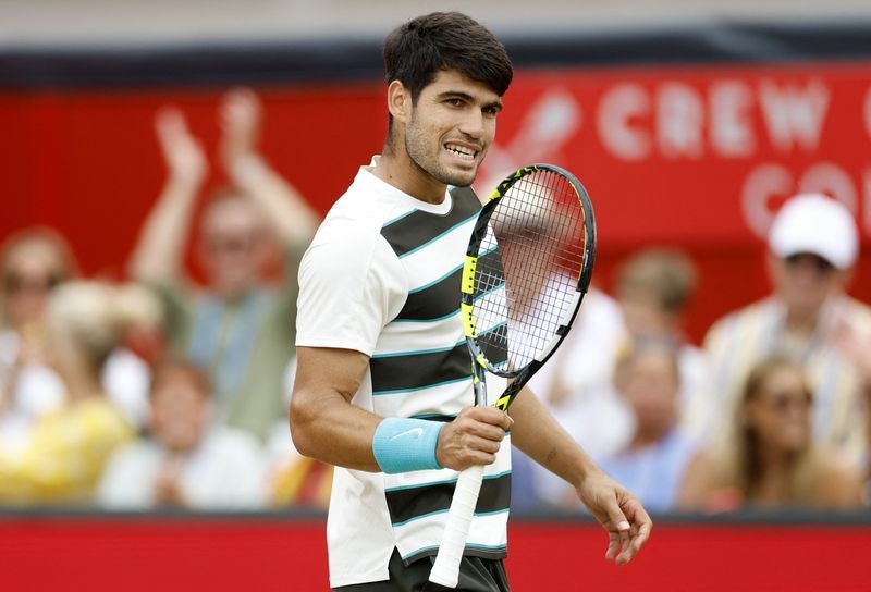 Tennis-Alcaraz beats Lehecka in Queen's final to send Wimbledon statement